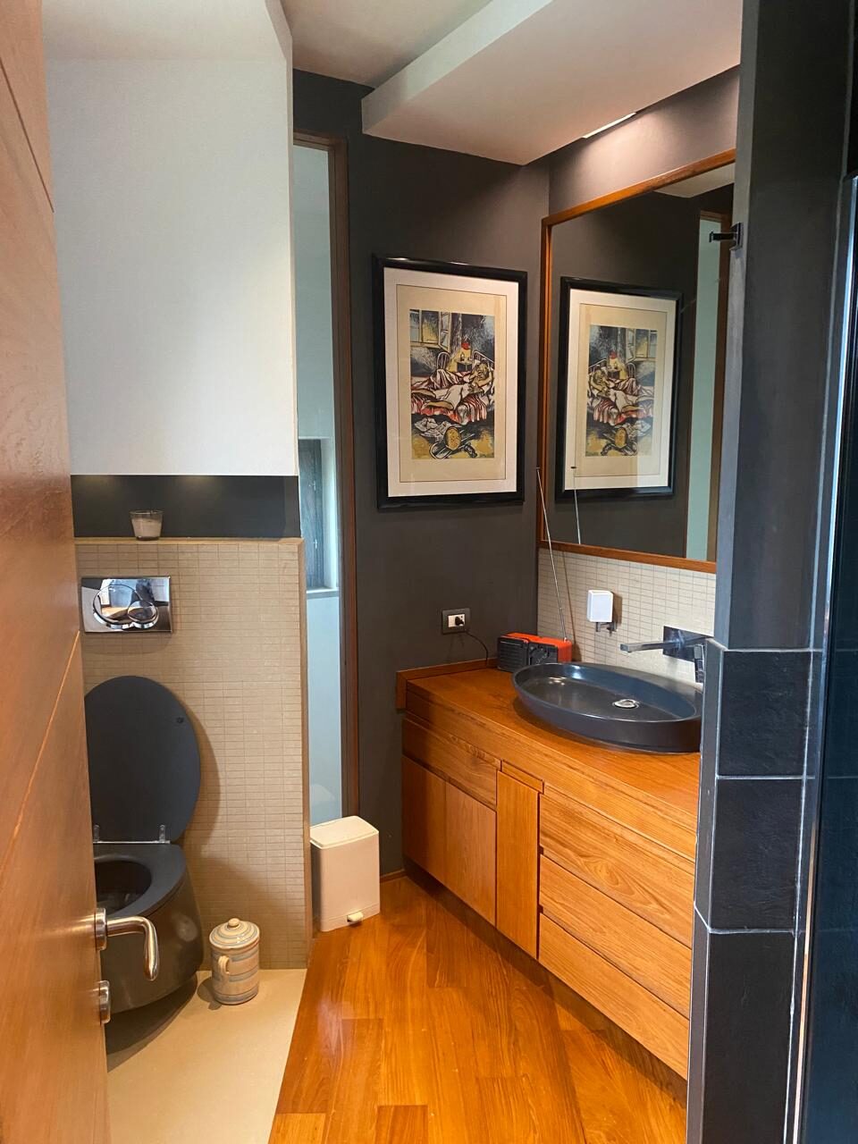 Bagno nero con lavabo in pietra e quadri, villa a Nepi