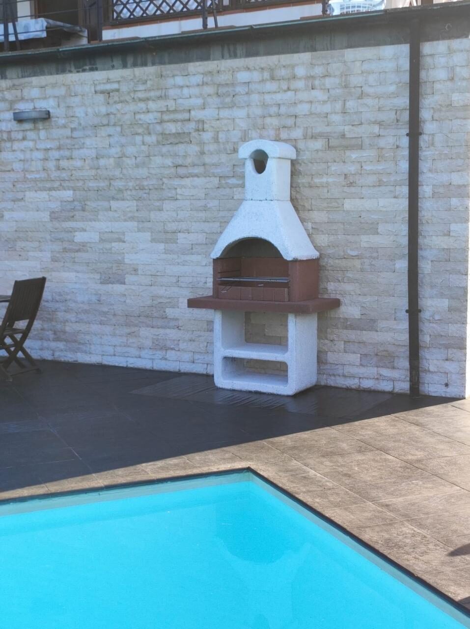 Barbecue in muratura accanto alla piscina, villa con piscina Lazio