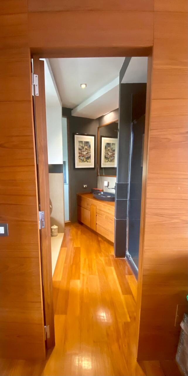 Corridoio in legno che porta al bagno nero