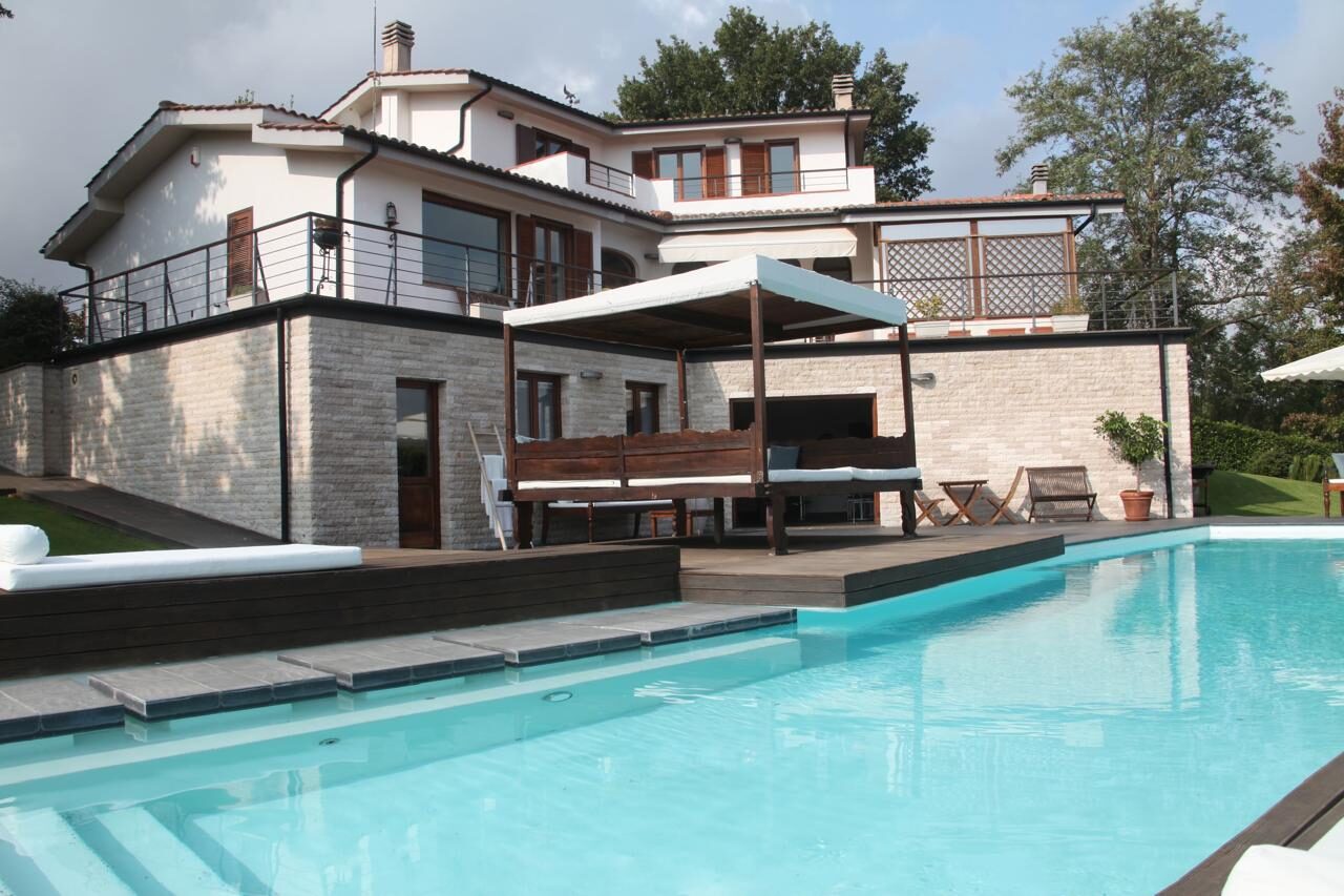 Villa con piscina di 20 metri e giardino di 2.500 mq per 10 ospiti, nella riserva naturale di Settevene.