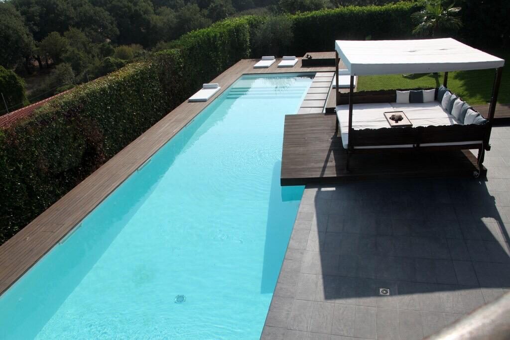 La piscina è il cuore della casa