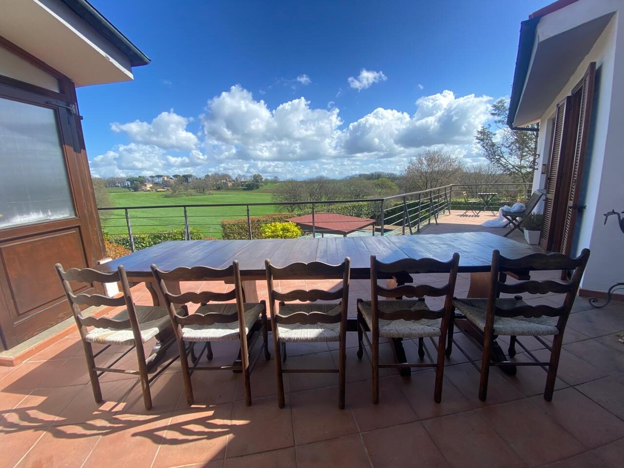 Tavolo da pranzo esterno per 10 persone sulla terrazza con vista sui campi