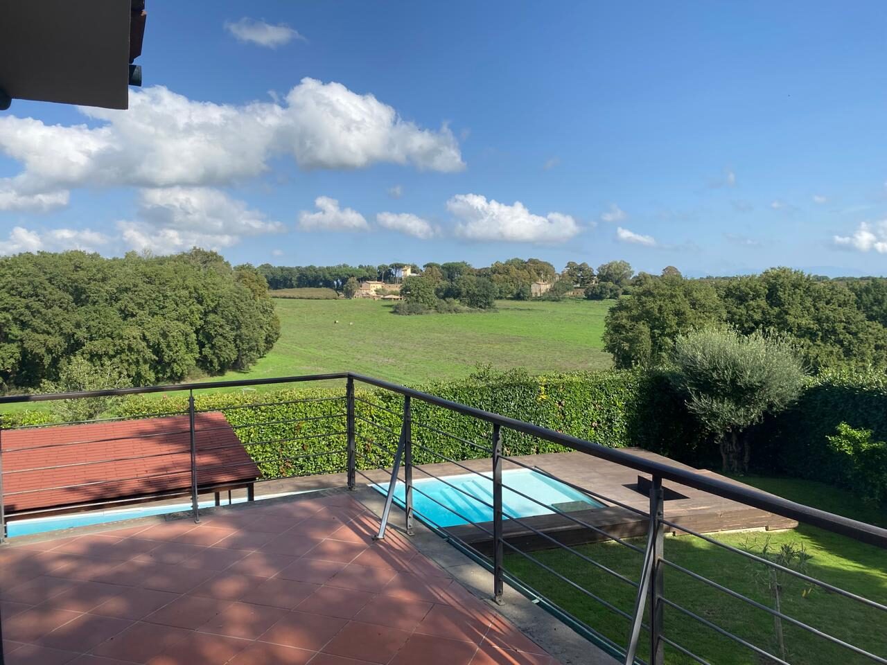 Terrazza in cotto con vista sulla piscina e sulla campagna, villa Nepi