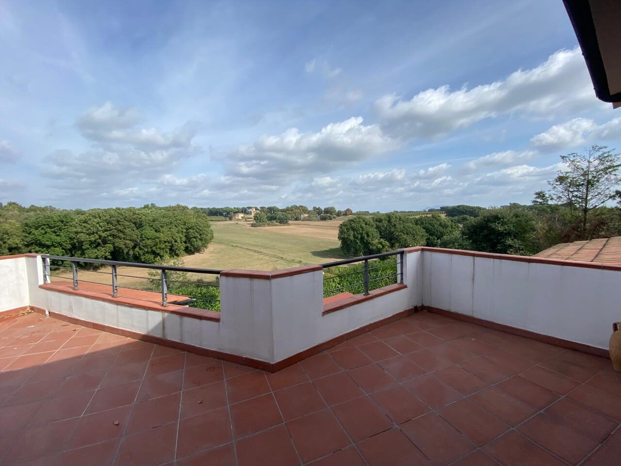 Terrazza superiore con vista aperta sulla campagna di Nepi