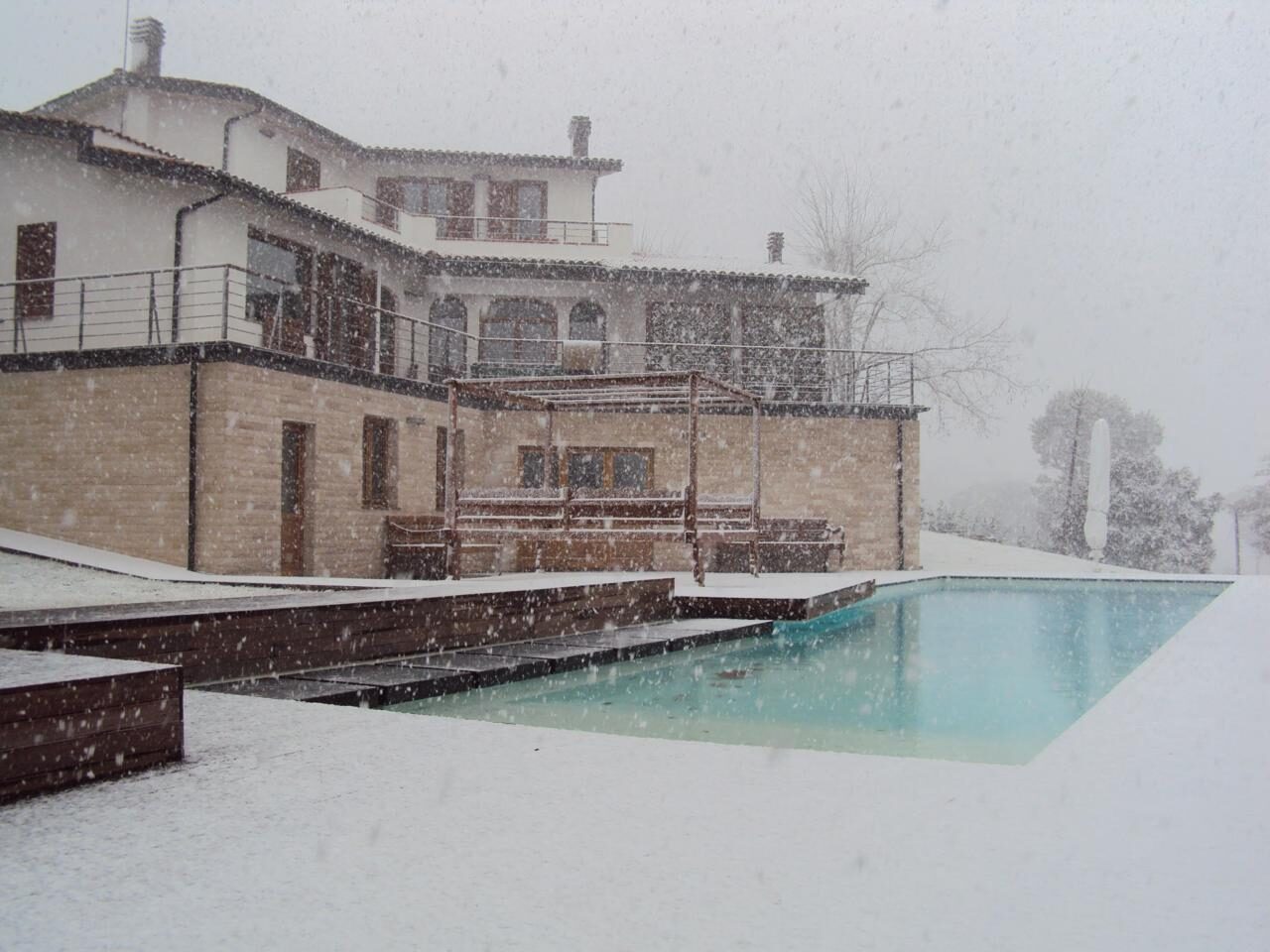 Villa Coccinella e la piscina sotto la neve in inverno, Colle Farnese Nepi