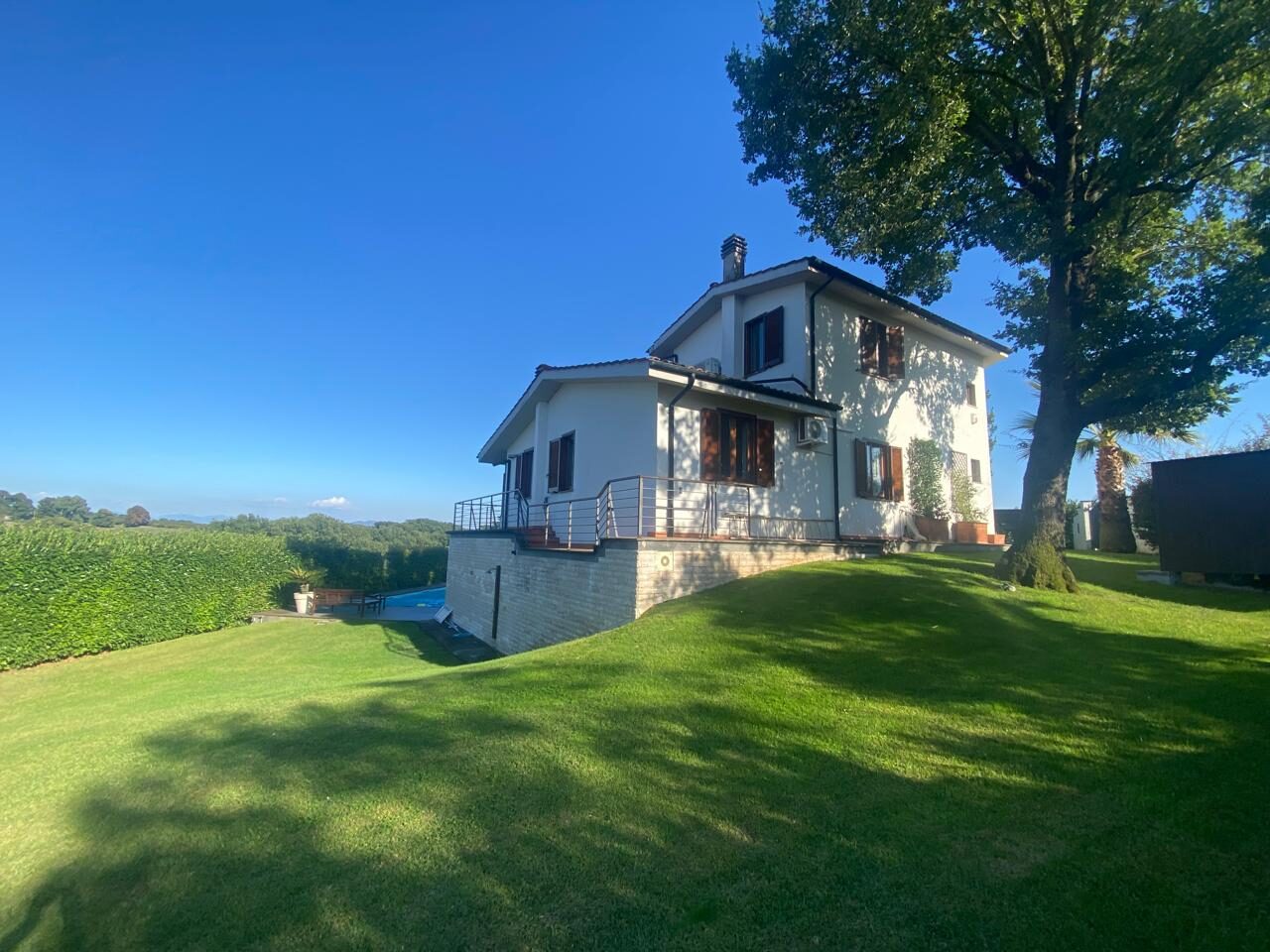 Villa vista dal giardino di 2.500 mq con grande albero, Colle Farnese Nepi